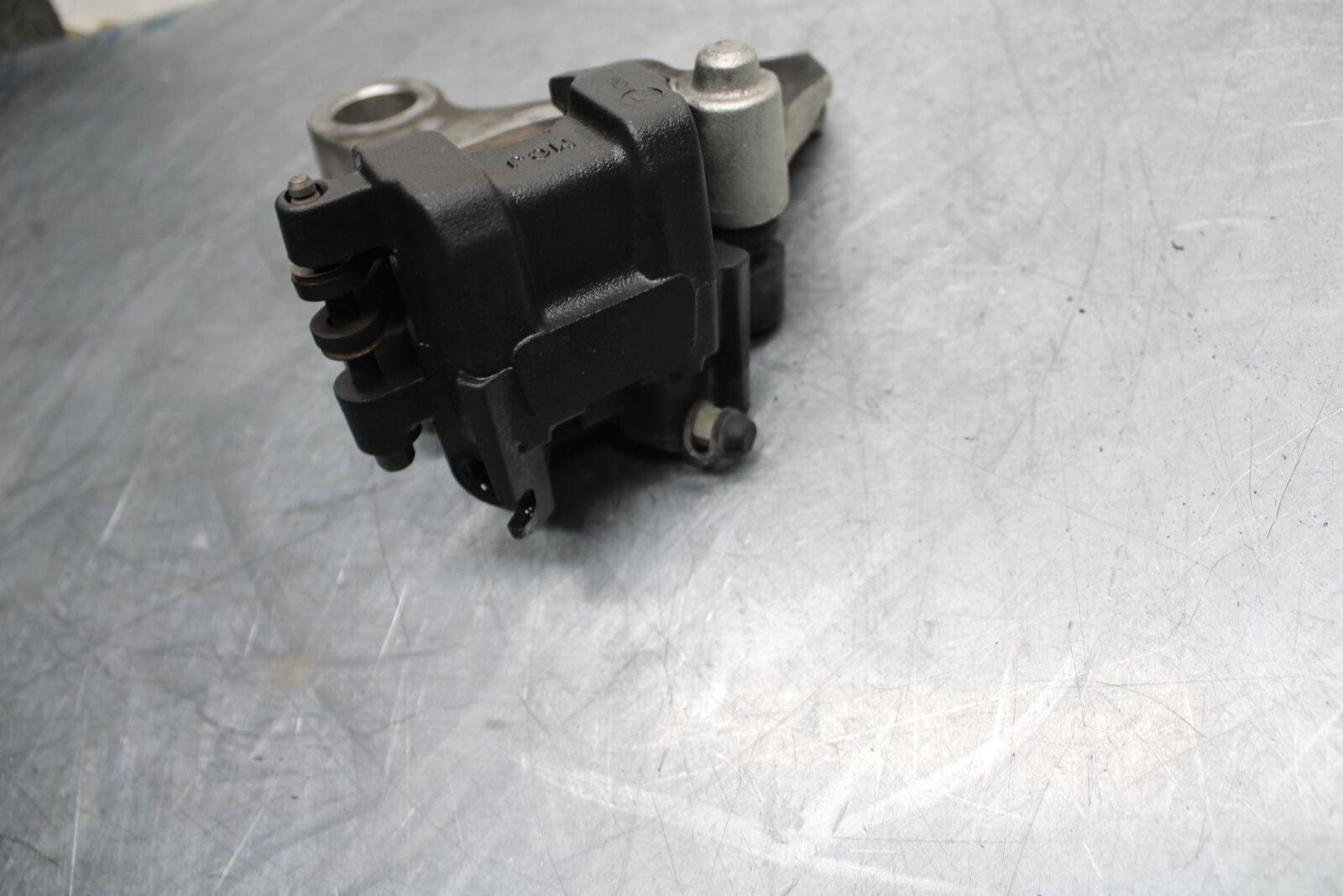 05-06 HONDA CBR600RR REAR BACK BRAKE CALIPER W MOUNT BRACKET BB484