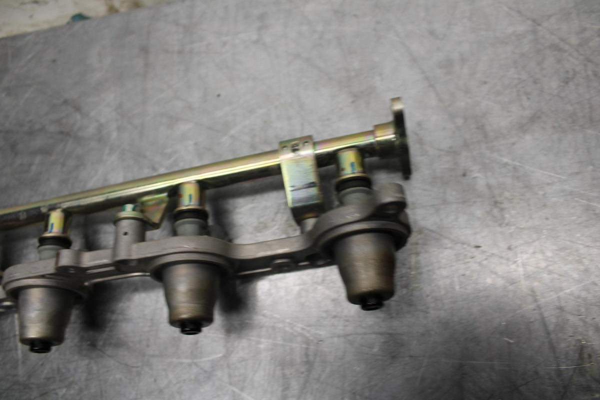 05-06 HONDA CBR600RR SECONDARY FUEL INJECTORS TOP AIRBOX GAS RAIL BB479