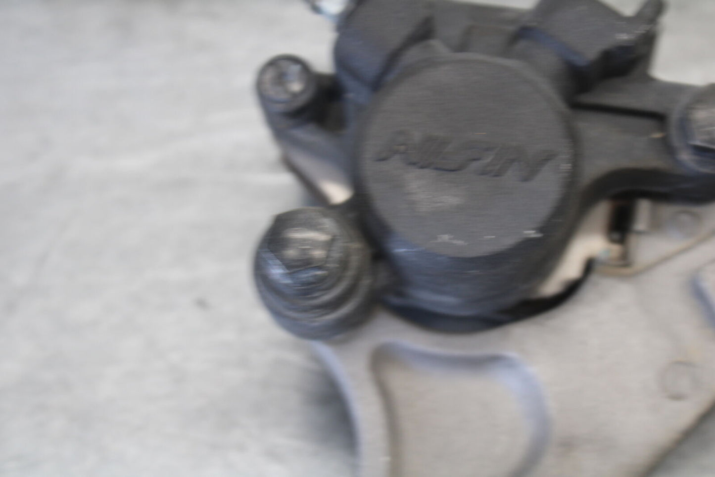 09-14 YAMAHA YZF R1 REAR BACK BRAKE CALIPER W MOUNT BRACKET BB696