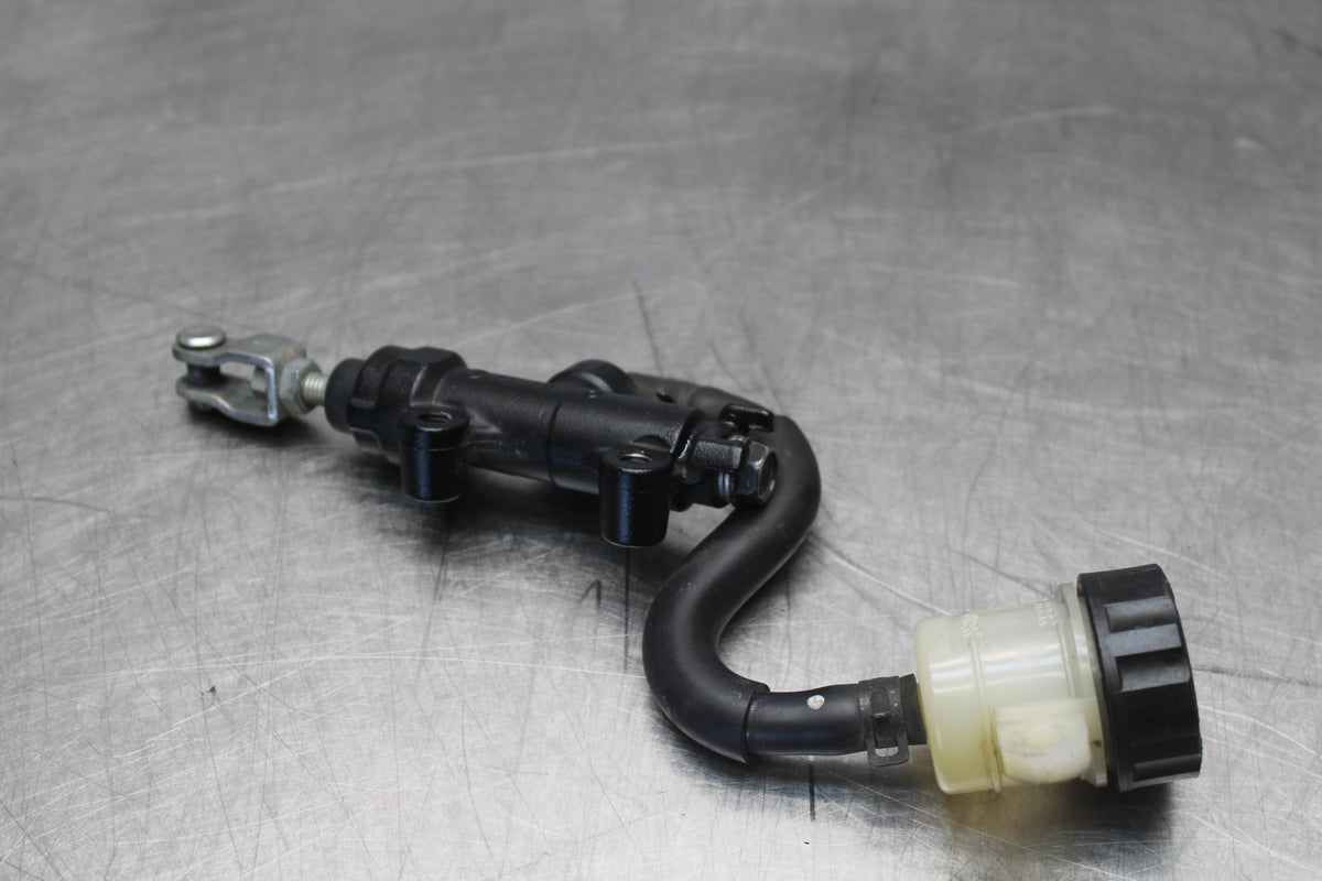 08 KAWASAKI NINJA ZX10R REAR BACK BRAKE MASTER CYLINDER W RESERVOIR BB902
