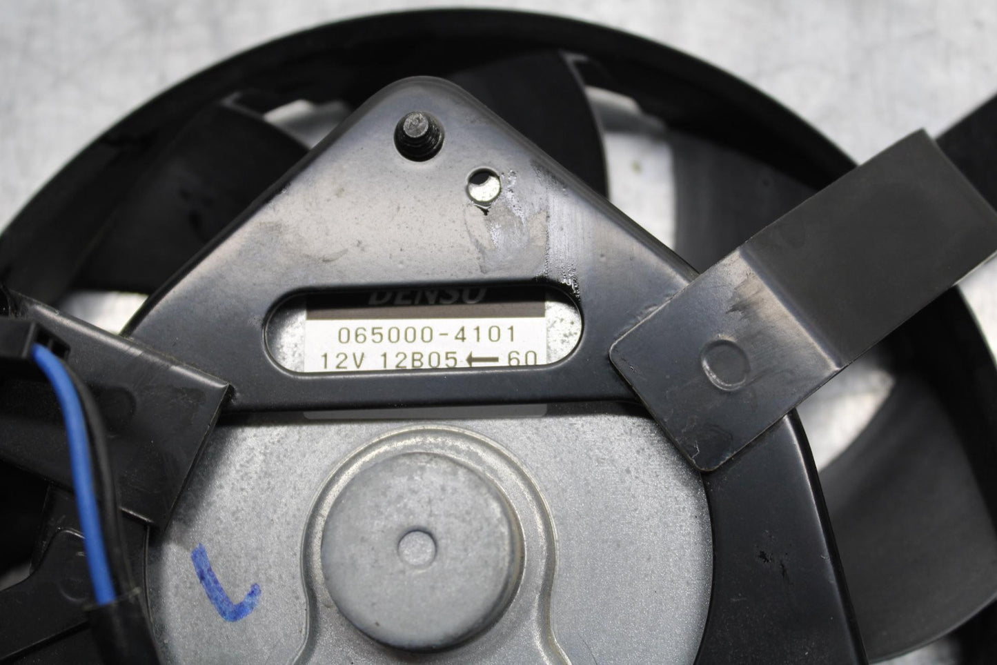 20 SUZUKI GSXR 1000 LEFT ENGINE RADIATOR COOLING FAN MOTOR  BB597