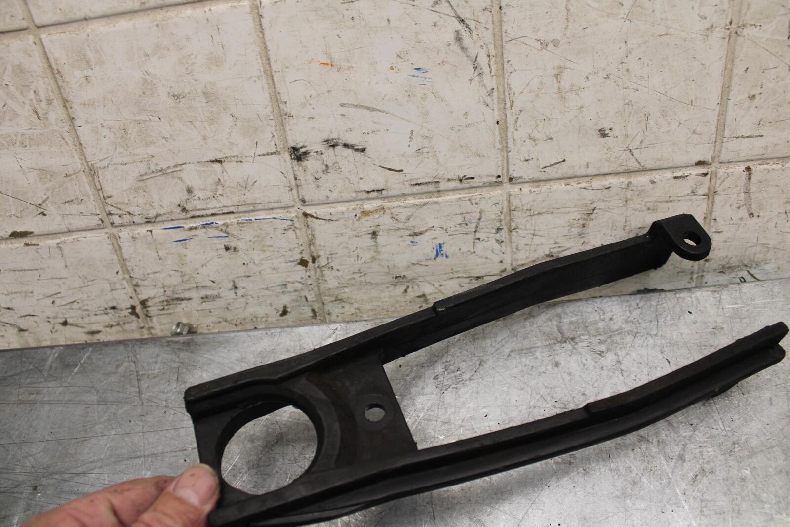 2007 Suzuki GSXR750 SWINGARM CHAIN BUFFER SLIDER GUIDE 61273-01H00 BB546