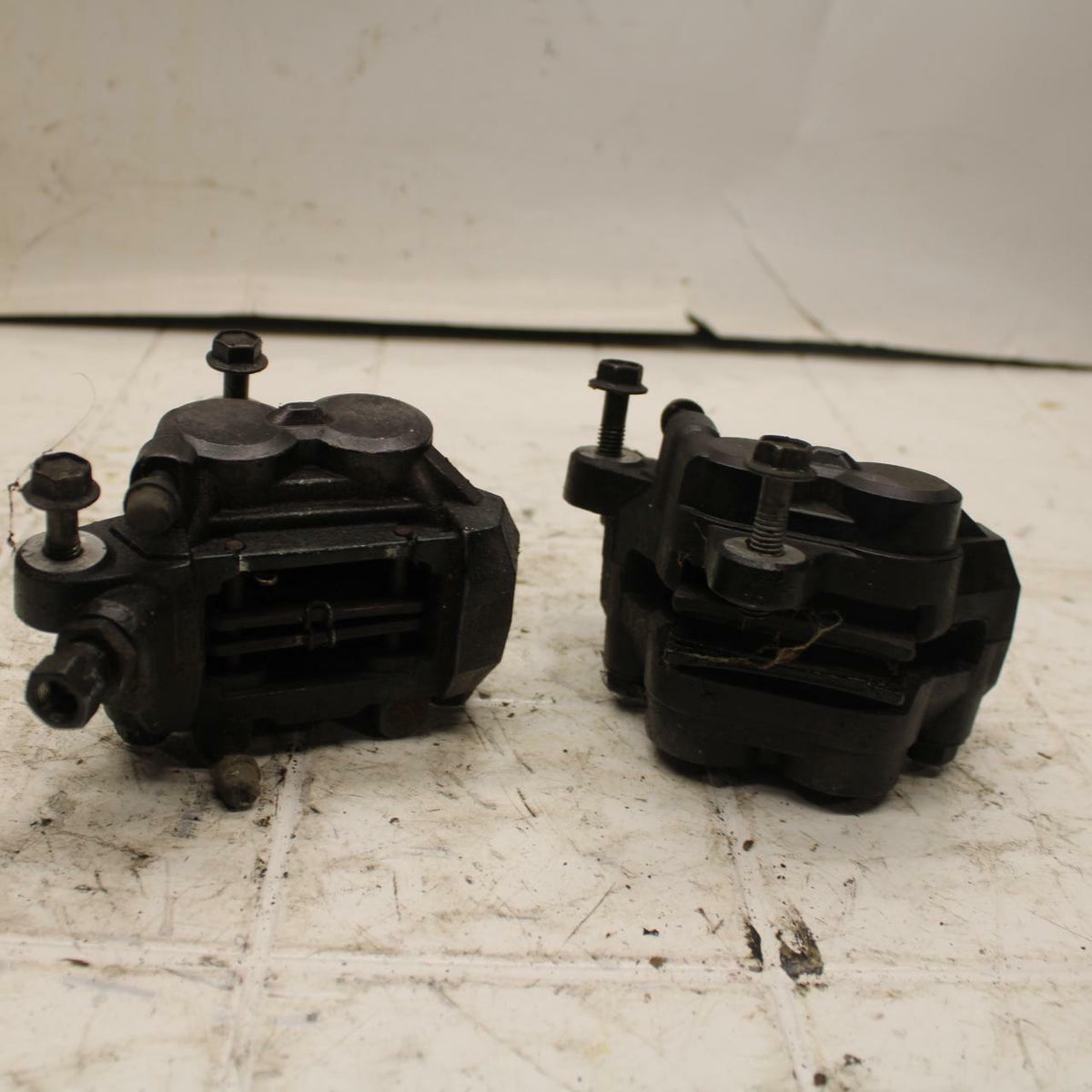 93 SUZUKI KATANA 600 GSX600F RIGHT LEFT FRONT BRAKE CALIPER SET PAIR BB400