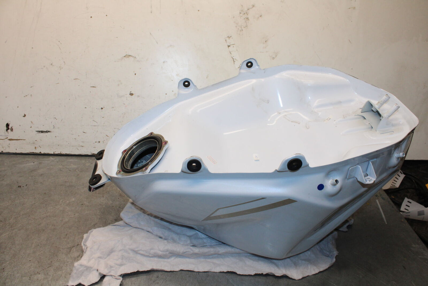 18-23 KAWASAKI NINJA 400 GAS TANK FUEL CELL PETROL RESERVOIR BB660
