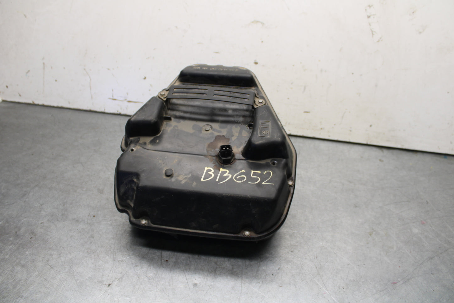 09-11 TRIUMPH DAYTONA 675 AIRBOX AIR INTAKE FILTER BOX BB652