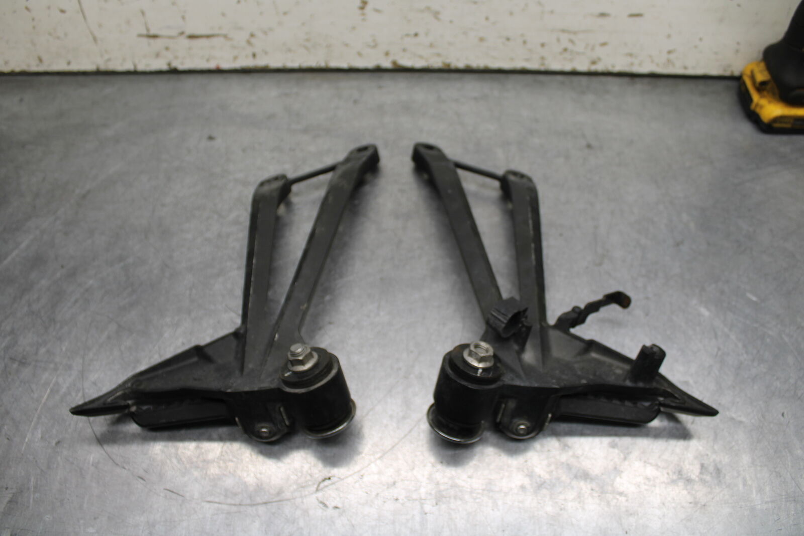 12-13 KAWASAKI Z1000 REAR BACK PASSENGER PEG SET PAIR BB743