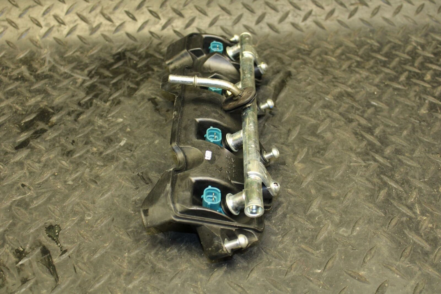 08-16 YAMAHA YZF R6 R6R 2C0 SECONDARY FUEL INJECTORS TOP AIRBOX GAS RAIL BB178