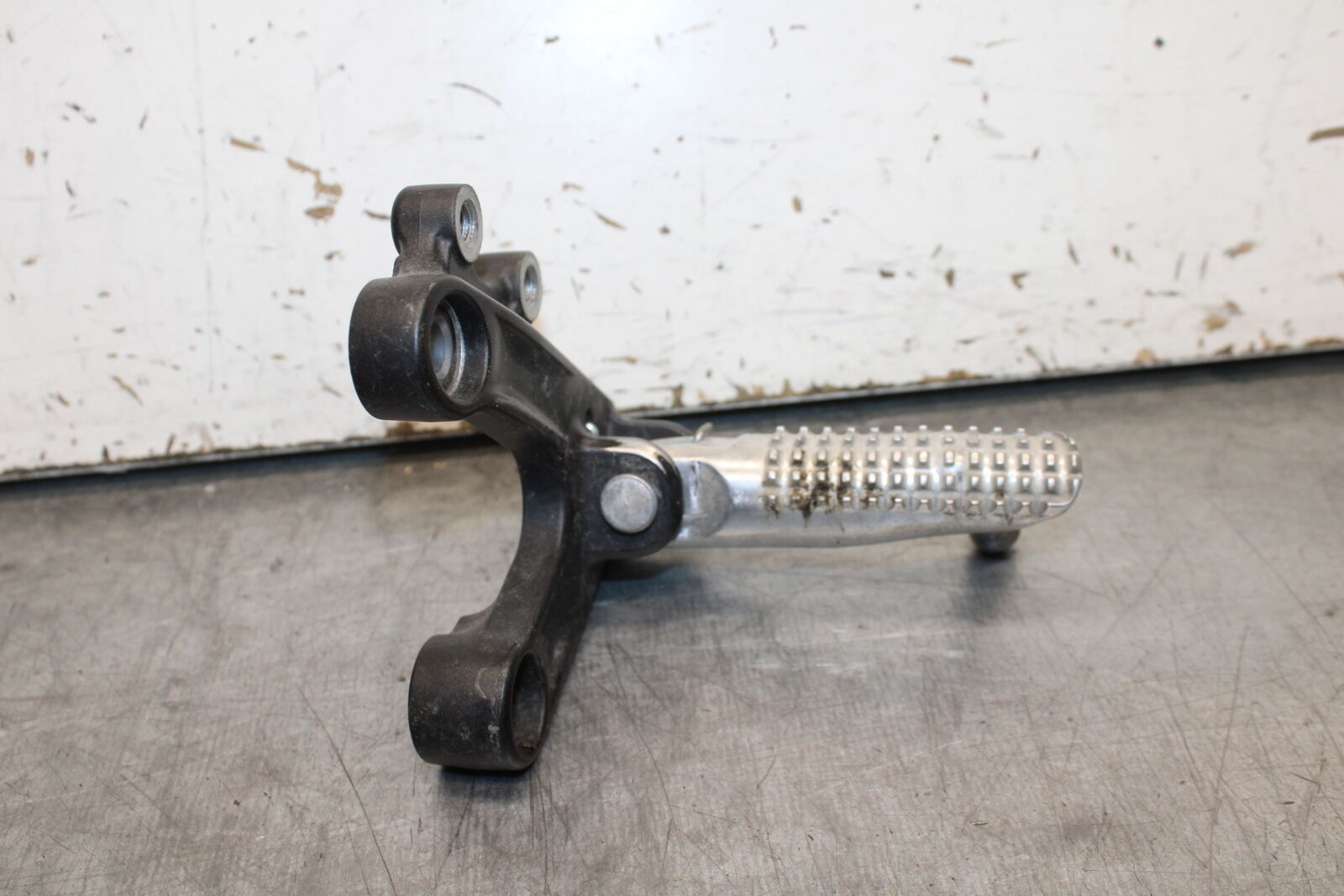 22-24 YAMAHA XSR900 LEFT REARSET REAR SET DRIVER FOOT PEG REST STOP BB710