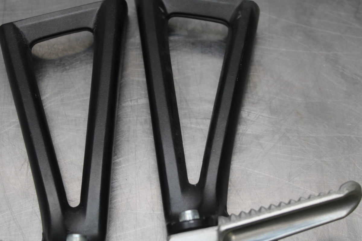08-16 YAMAHA YZF R6 REAR BACK PASSENGER PEG SET PAIR BB856