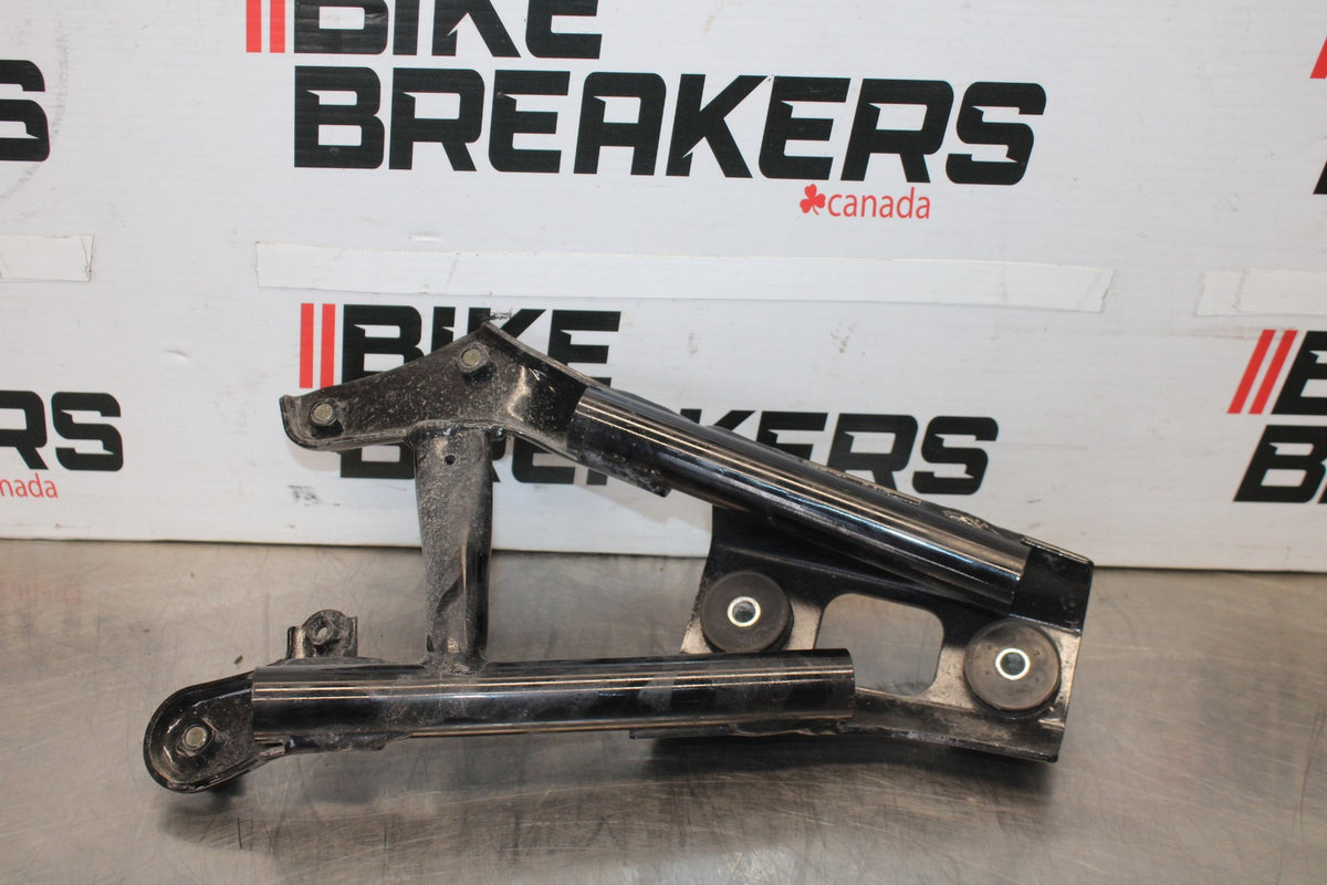 07 SUZUKI BOULEVARD M50 MUFFLER EXHAUST PIPE BRACKET MOUNT BB897