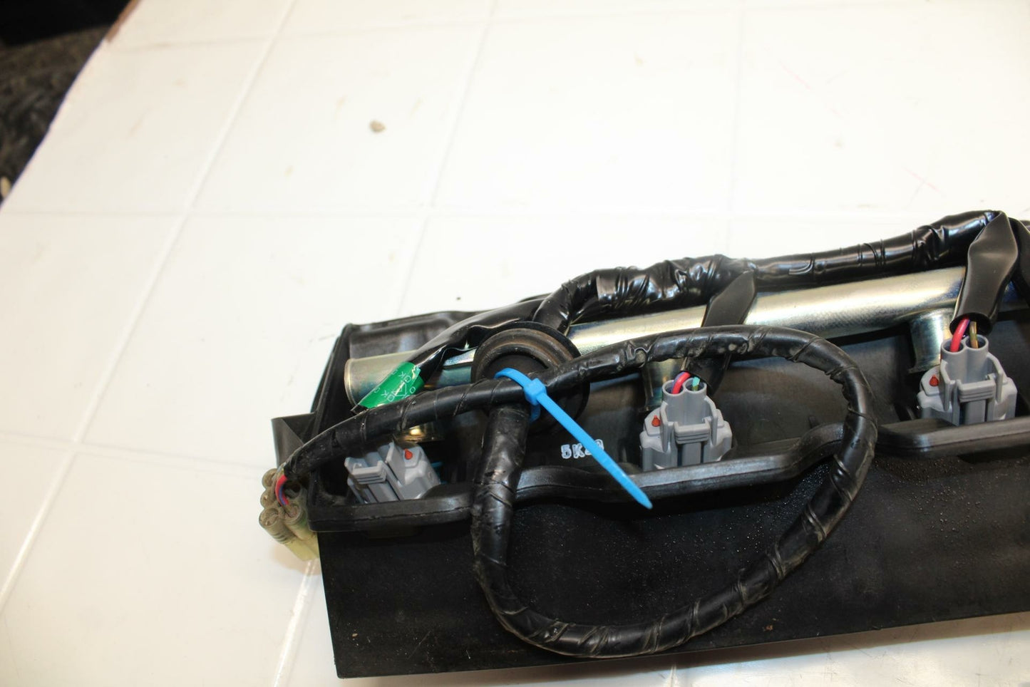07 YAMAHA YZF R6 SECONDARY FUEL INJECTORS TOP AIRBOX GAS RAIL BB284 B
