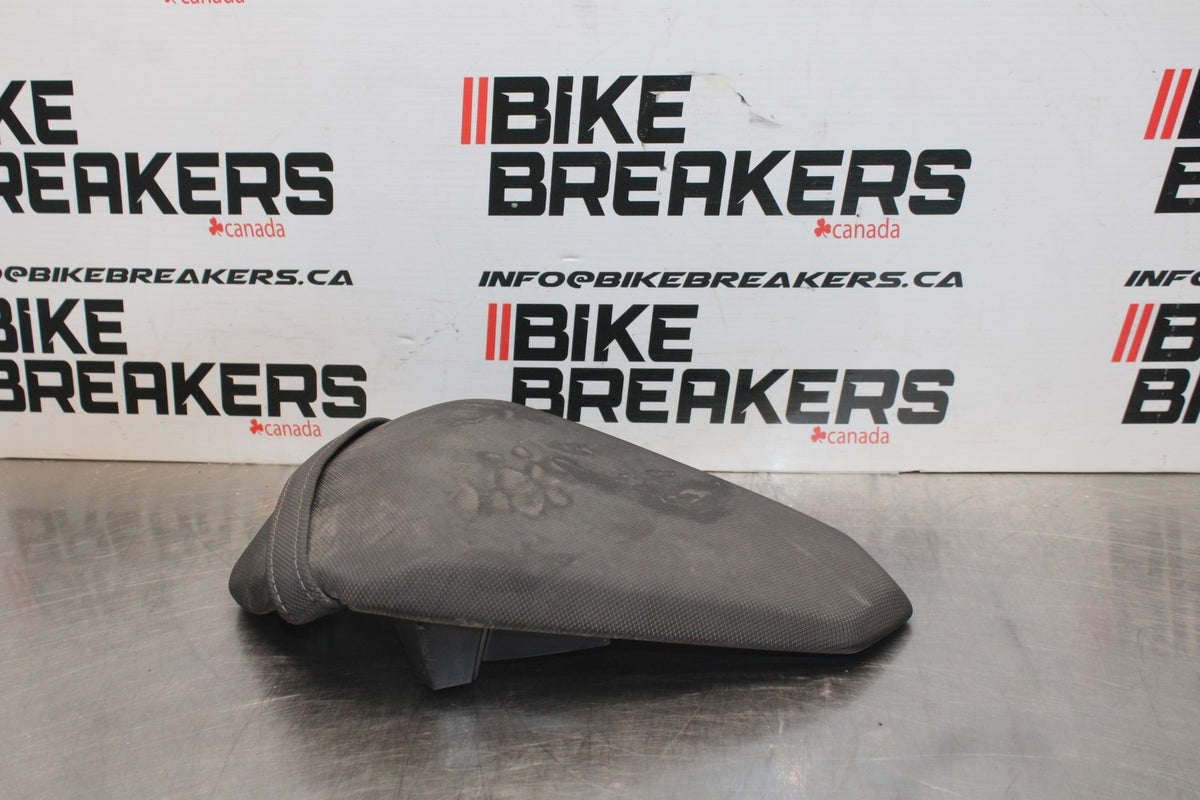 18-26 KAWASAKI Z400 REAR BACK PASSENGER TANDEM SEAT PAD SADDLE PILLION BB852