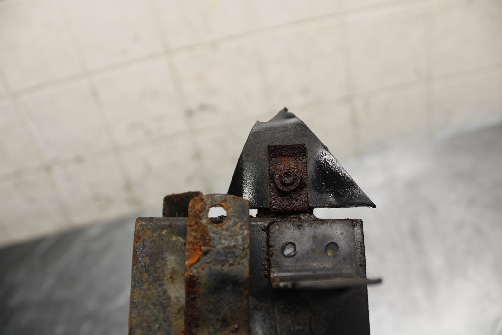 91-92 SUZUKI GSXR750 M  BATTERY HOLD DOWN CLAMP STRAP BB493