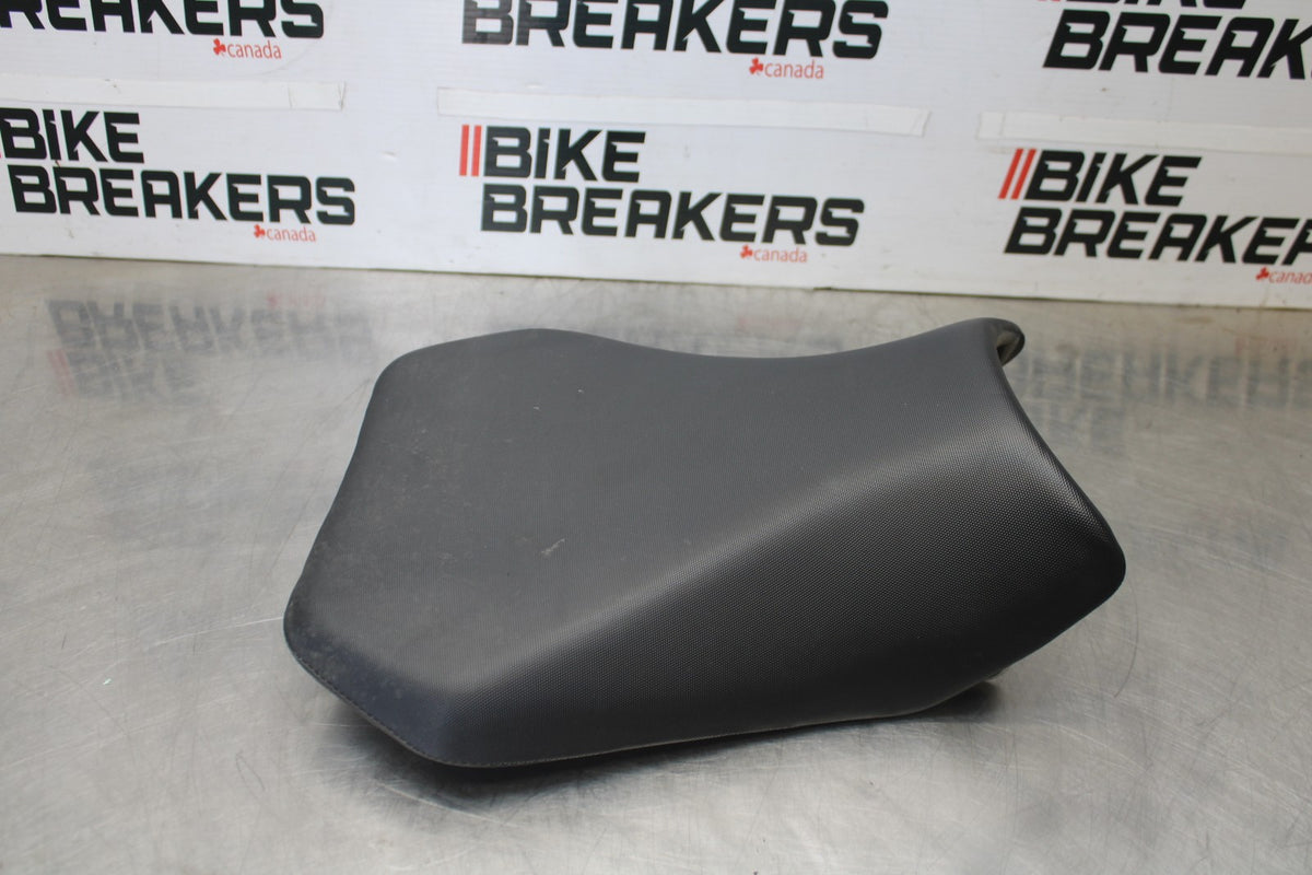11-26 SUZUKI GSXR750 FRONT DRIVERS SEAT PAD SADDLE PILLION BB900-B