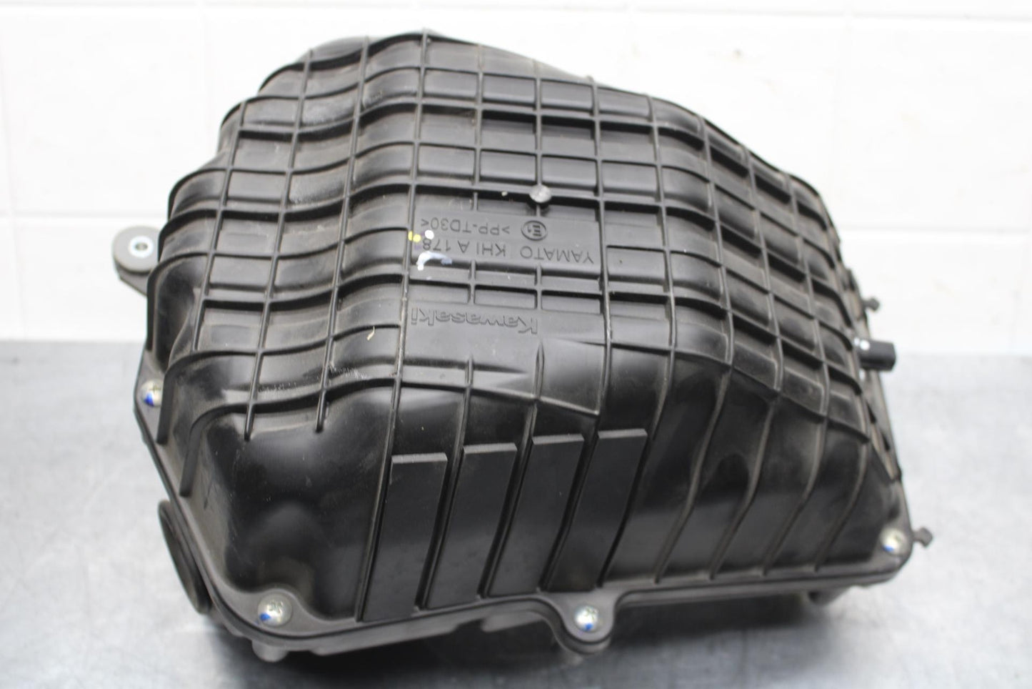 19-22 KAWASAKI Z400 AIRBOX AIR INTAKE FILTER BOX BB586