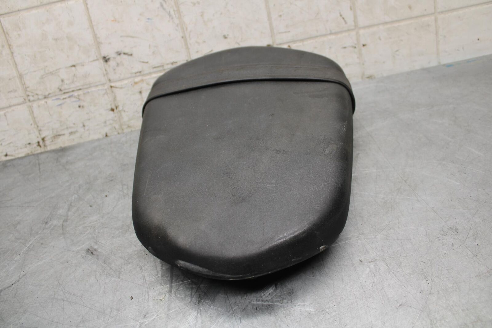 2007 Suzuki GSXR750 REAR BACK PASSENGER TANDEM SEAT PAD SADDLE PILLION BB546
