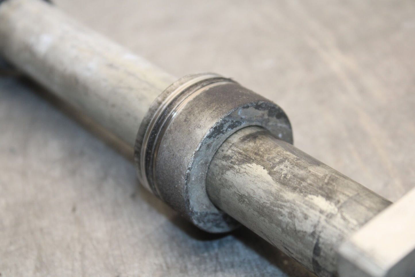 13-18 KAWASAKI NINJA ZX6R REAR AXLE BACK RIM PIVOT BOLT AXEL 41068-0613 BB666