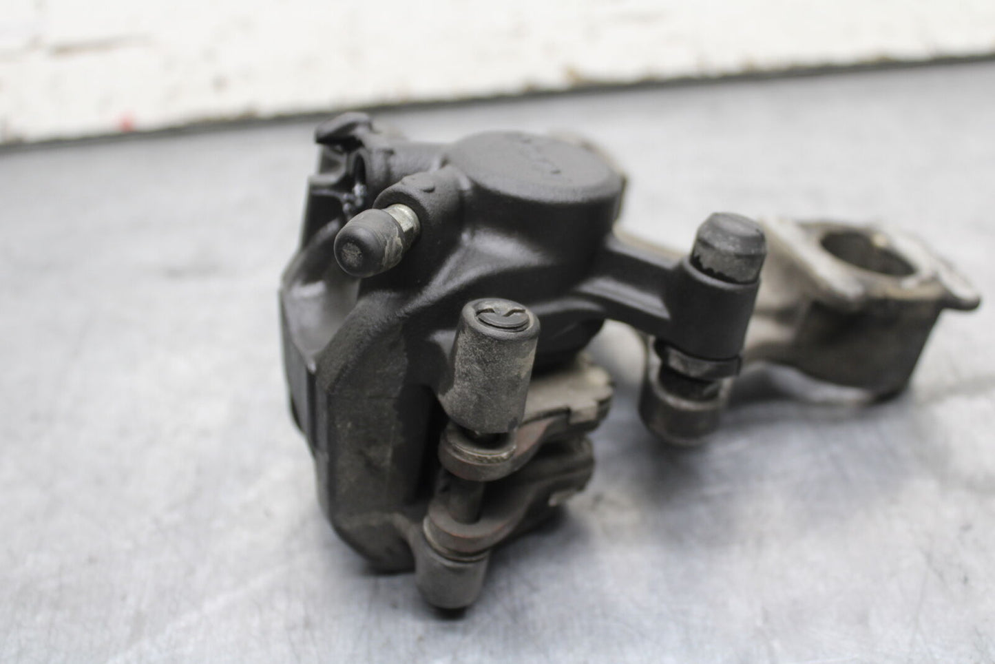 11-24 SUZUKI GSXR750 REAR BRAKE CALIPER W MOUNT BRACKET 69100-47H10-999  BB714