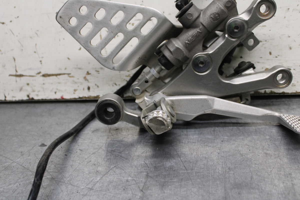 06-07 YAMAHA YZF R6 RIGHT REARSET REAR SET DRIVER FOOT PEG REST STOP BB742