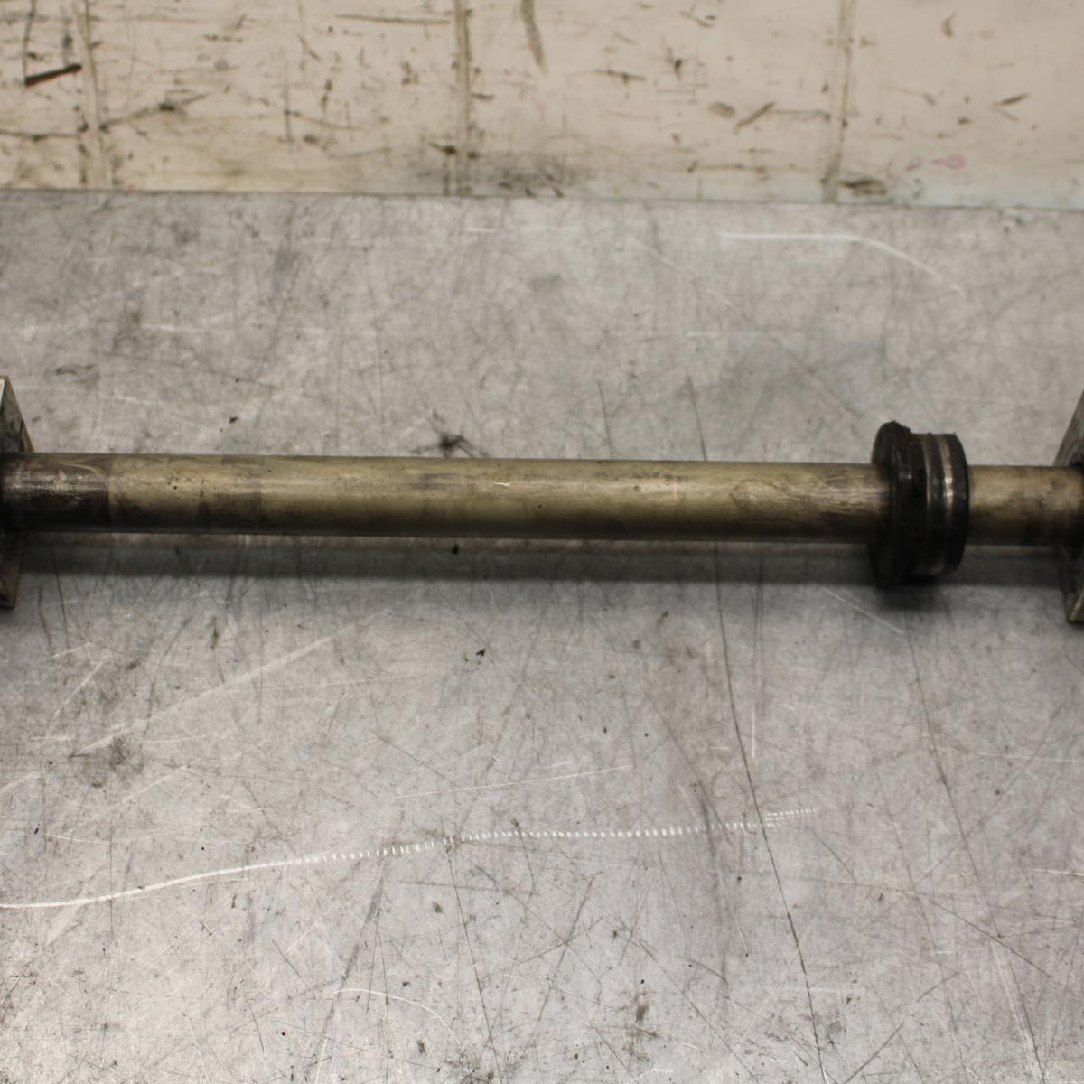 17 KAWASAKI Z900 ZR900 REAR AXLE BACK WHEEL RIM PIVOT BOLT AXEL BB549