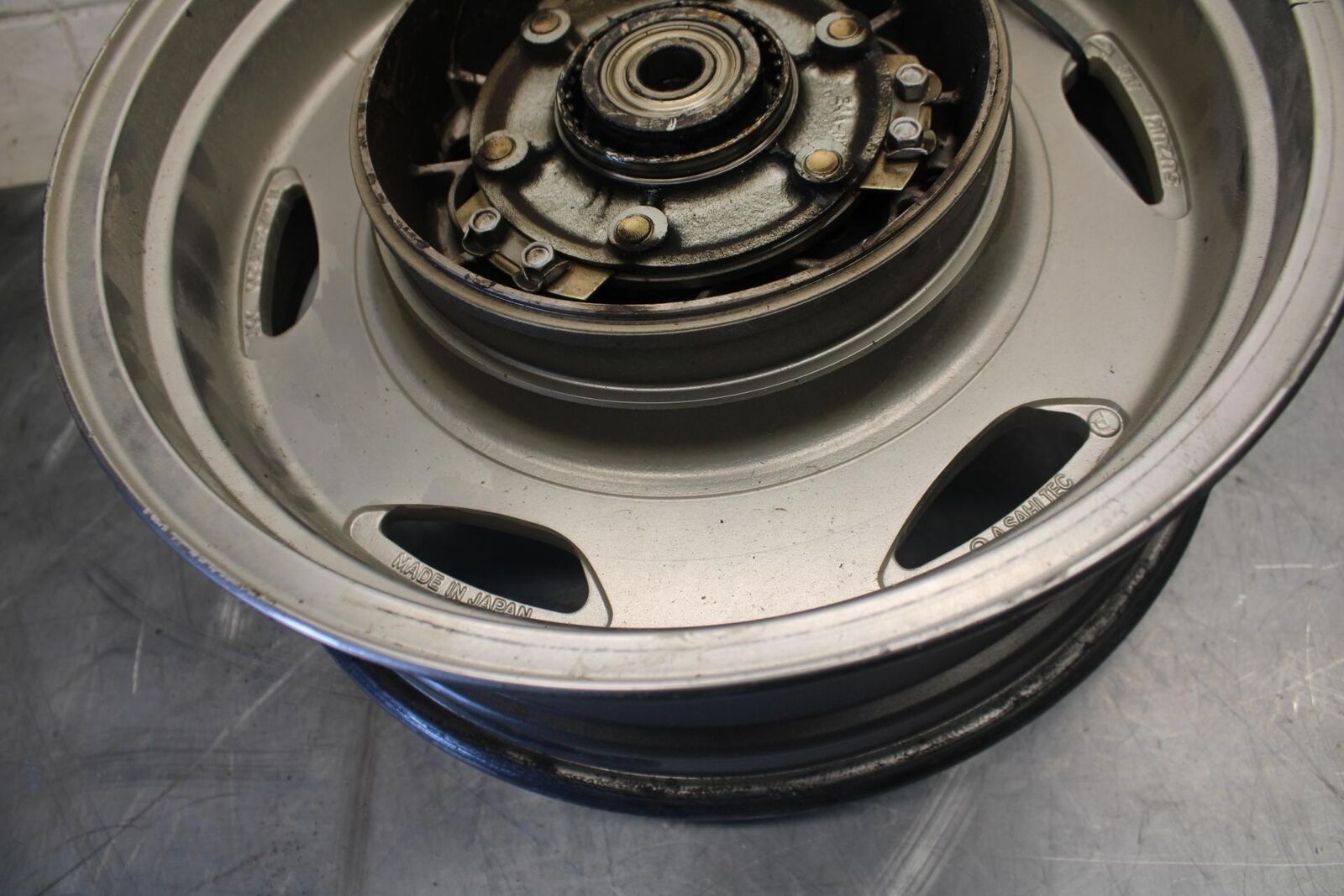2004 Suzuki Intruder 1500 VL1500 REAR WHEEL RIM BB509