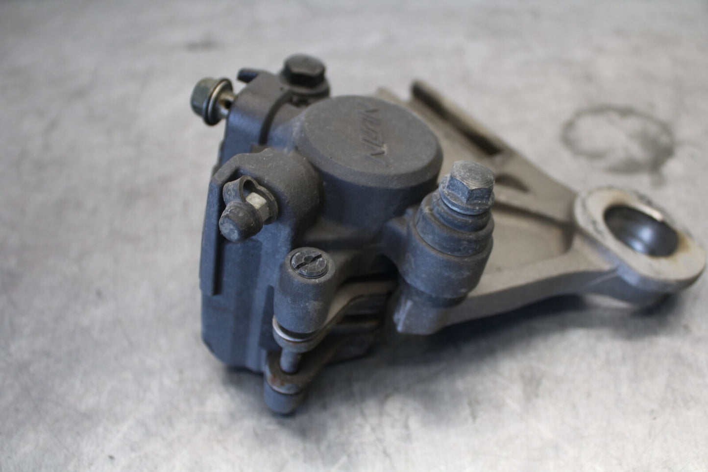 07-09 YAMAHA FZ6 REAR BACK BRAKE CALIPER W MOUNT BRACKET BB713