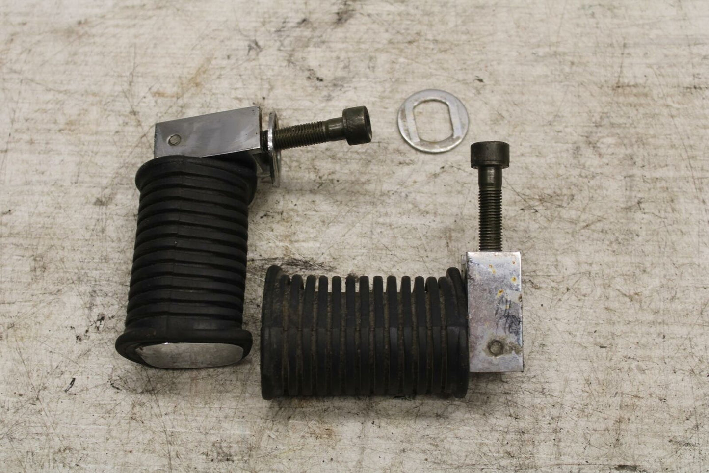 06-07 SUZUKI BOULEVARD S40 REAR PASSENGER FOOT STEP PEG BB375