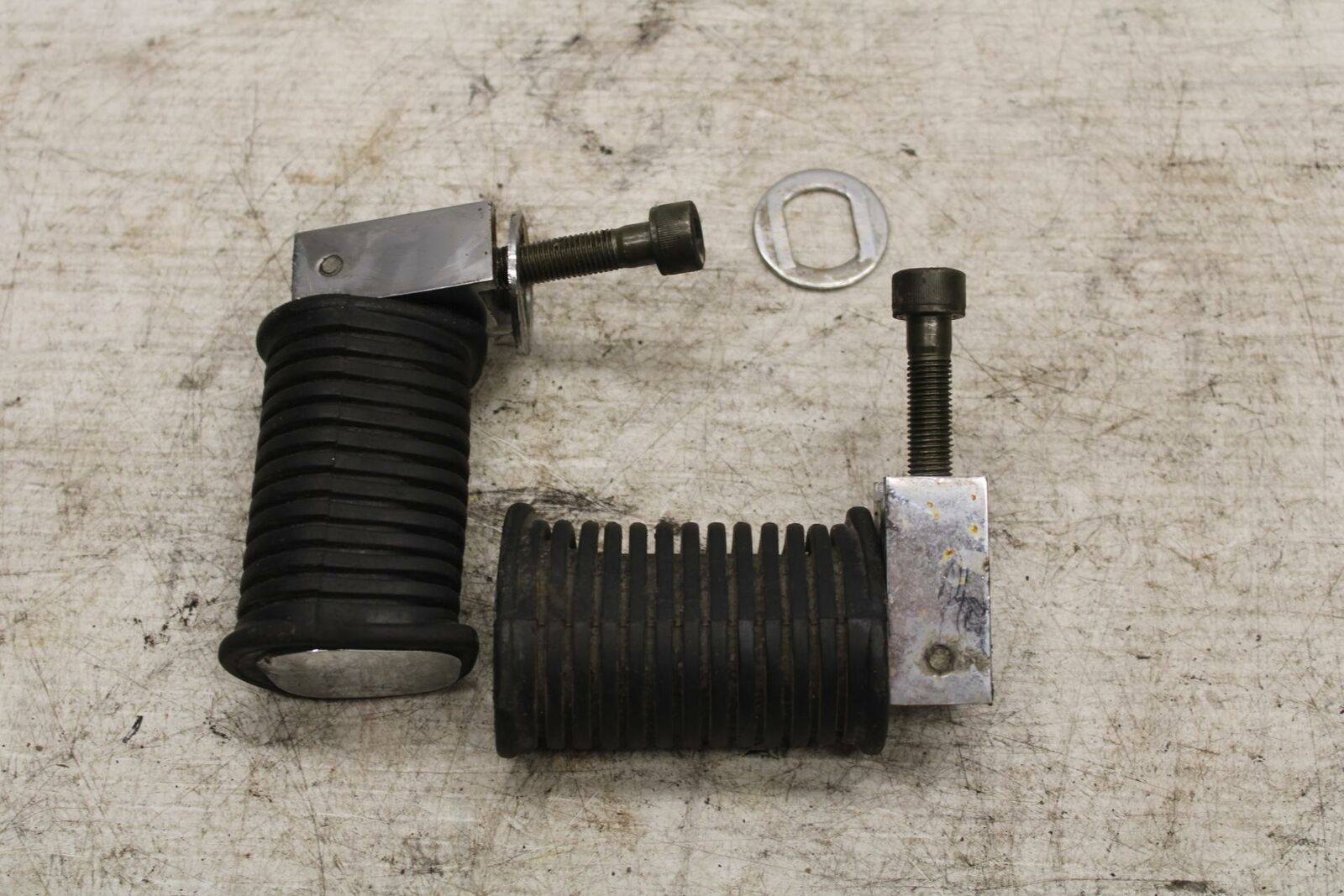 06-07 SUZUKI BOULEVARD S40 REAR PASSENGER FOOT STEP PEG BB375