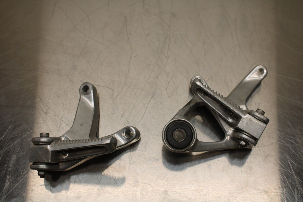 96 YAMAHA YZF750R REAR BACK PASSENGER PEG SET PAIR BB137