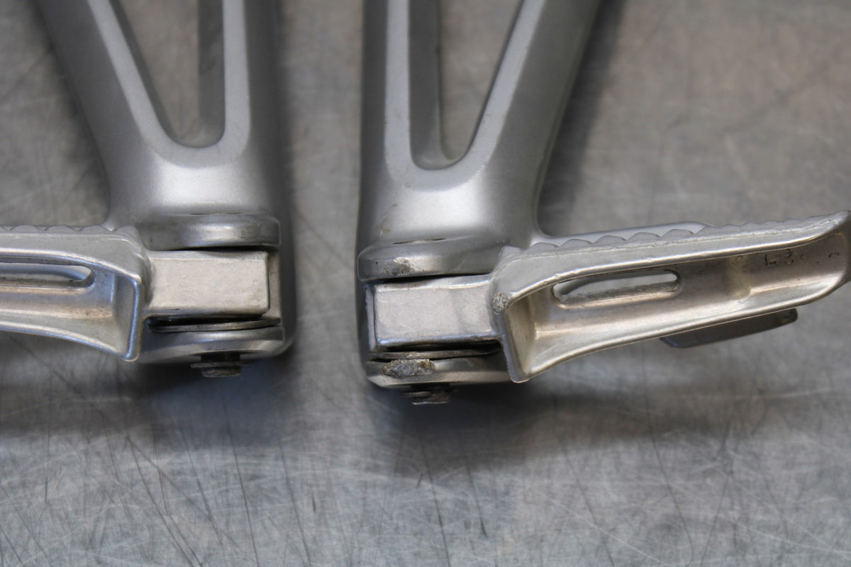 06-07 SUZUKI GSXR 600 REAR BACK PASSENGER PEG SET PAIR BB170