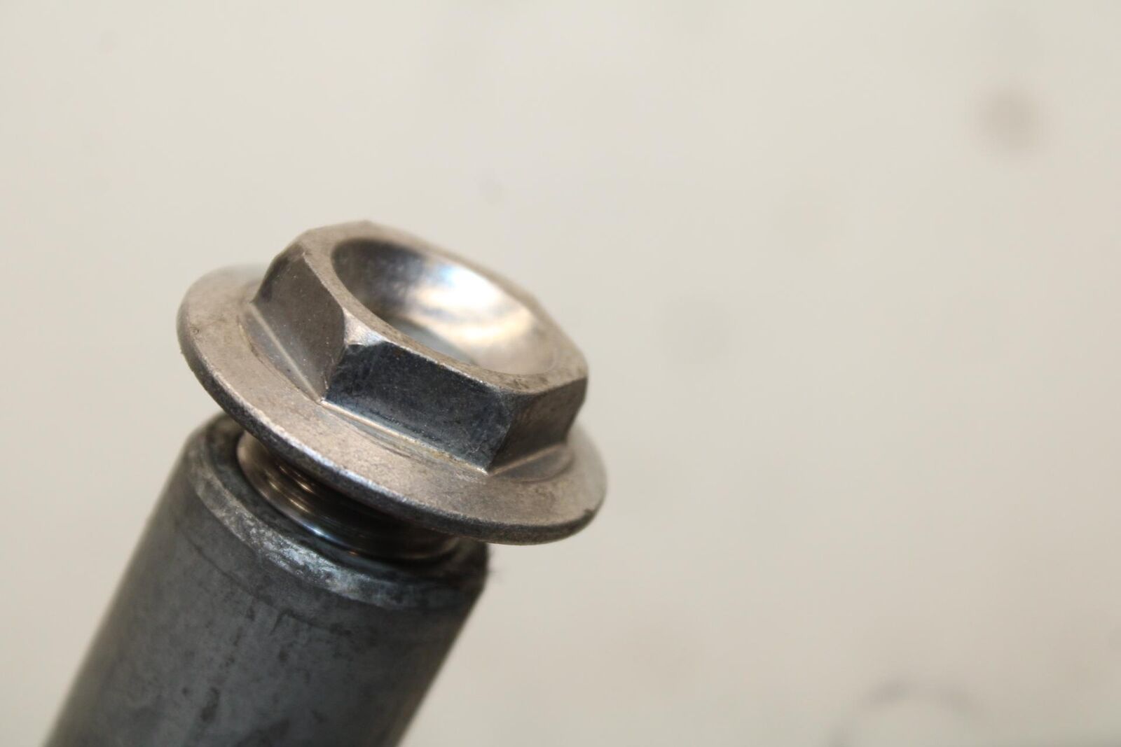06-07 HONDA CBR1000RR FRONT WHEEL RIM AXLE PIVOT BOLT 44301-MCJ-000 BB99 #B
