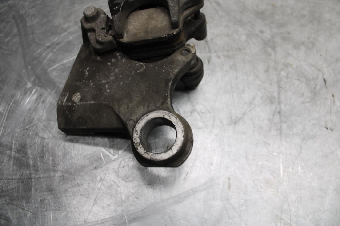07 YAMAHA YZF R6 REAR BACK BRAKE CALIPER W MOUNT BRACKET 2C0-2580W-00-00 BB495