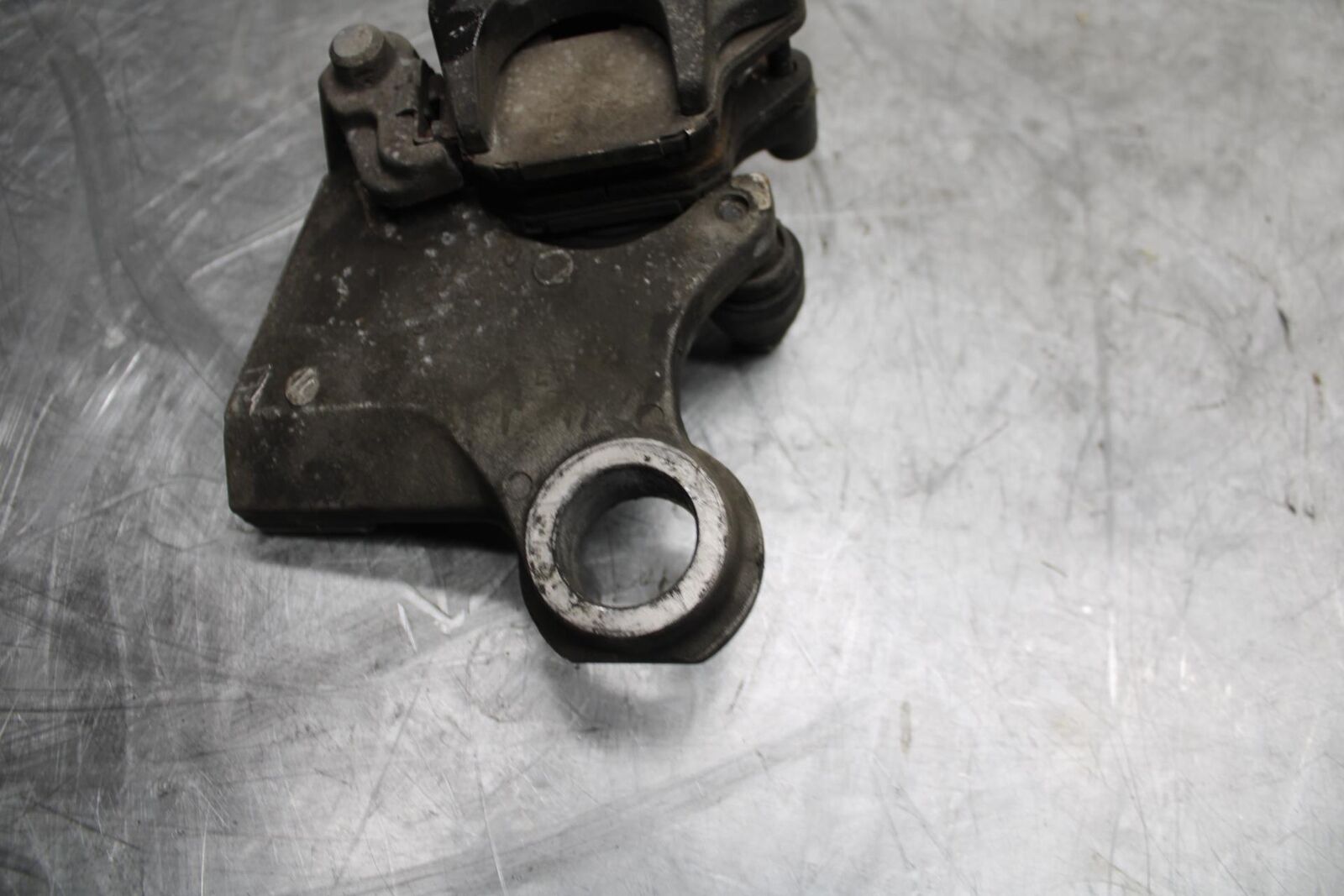 07 YAMAHA YZF R6 REAR BACK BRAKE CALIPER W MOUNT BRACKET 2C0-2580W-00-00 BB495