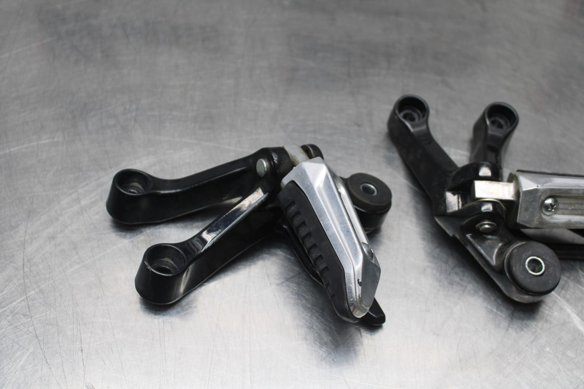 15 SUZUKI GW250F REAR BACK PASSENGER PEG SET PAIR BB789
