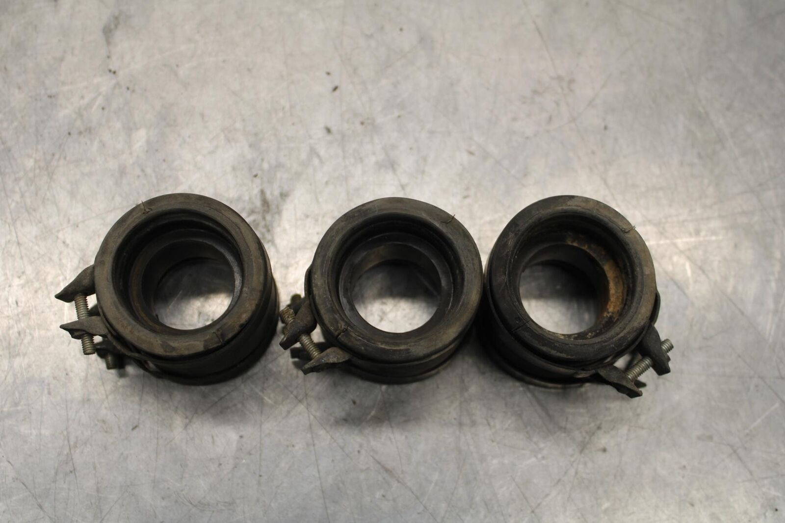 75 SUZUKI GT 550 CARBS CARBURETORS INTAKE BOOTS BB67
