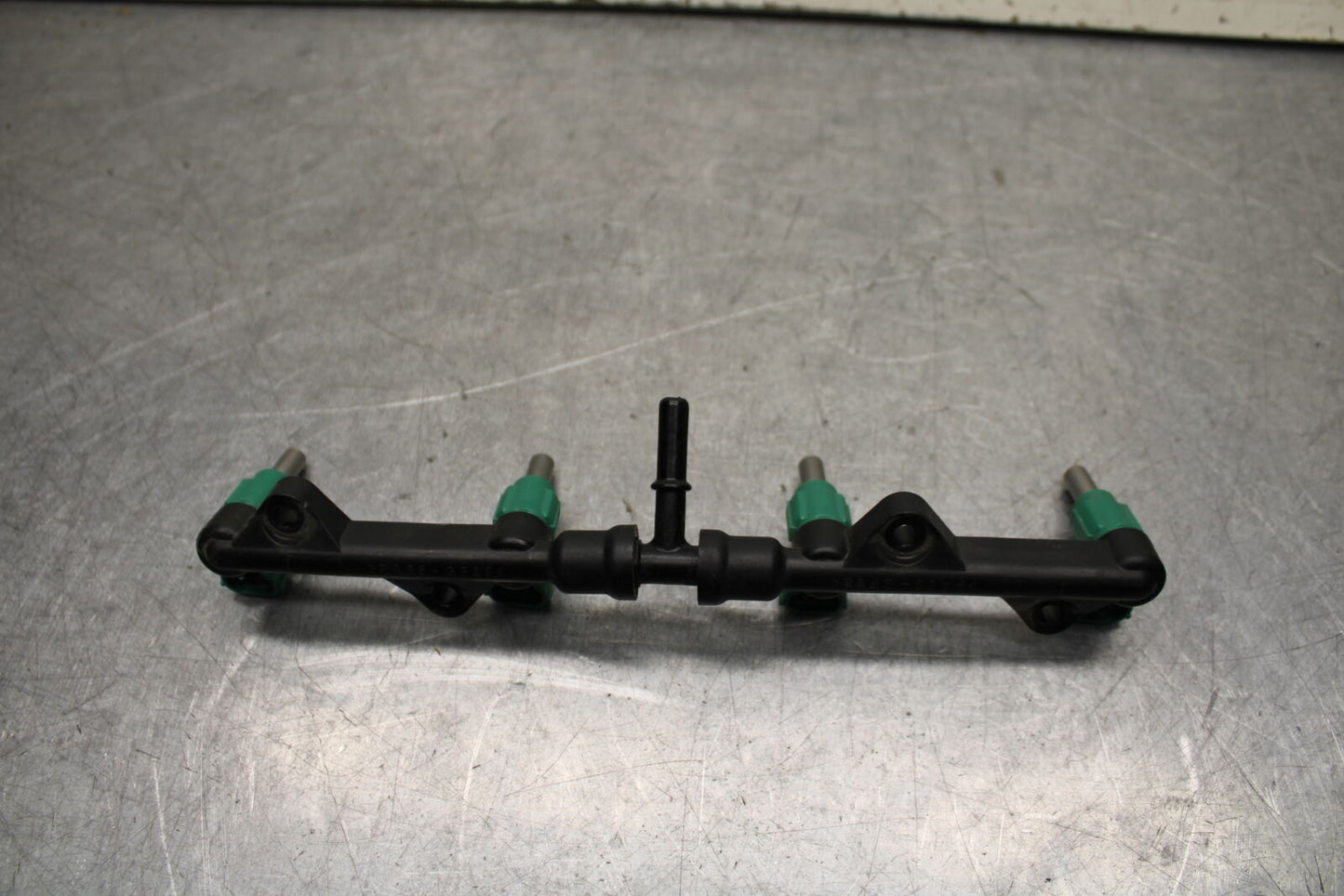 16 KAWASAKI NINJA ZX10R FUEL INJECTOR RAIL AIR BOX BB650