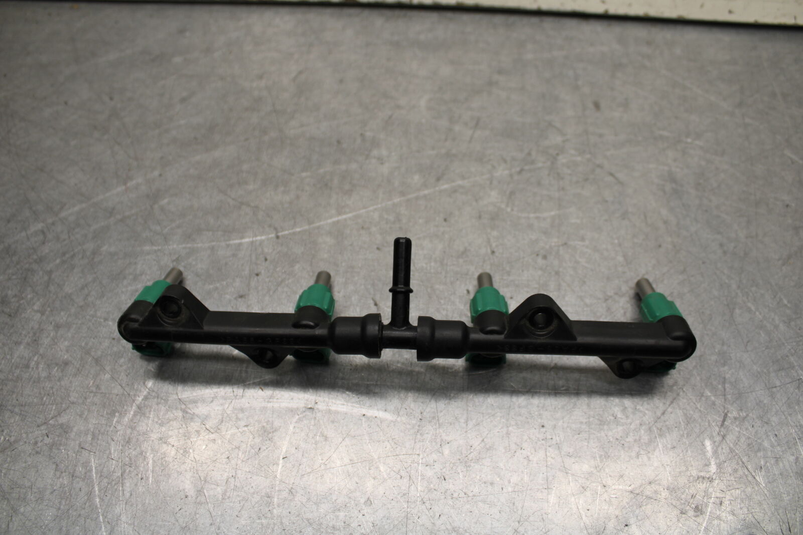 16 KAWASAKI NINJA ZX10R FUEL INJECTOR RAIL AIR BOX BB650