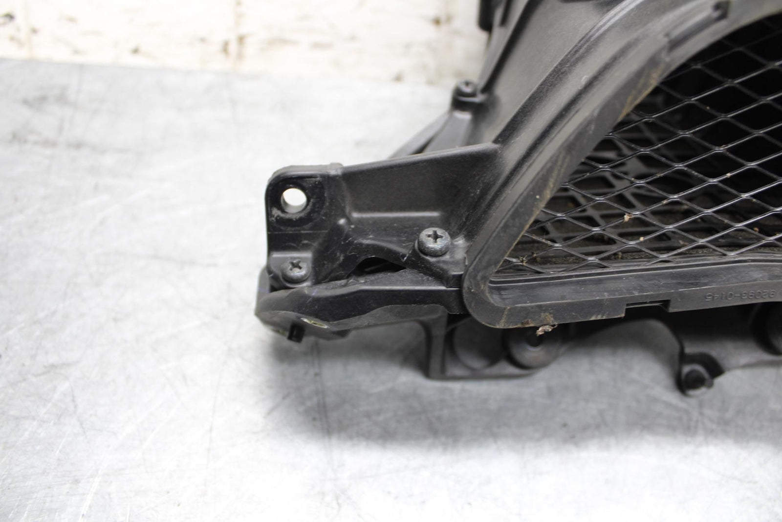 2009 Kawasaki Ninja ZX6R ZX600R UPPER FAIRING MIRROR GAUGES STAY BRACKET BB548