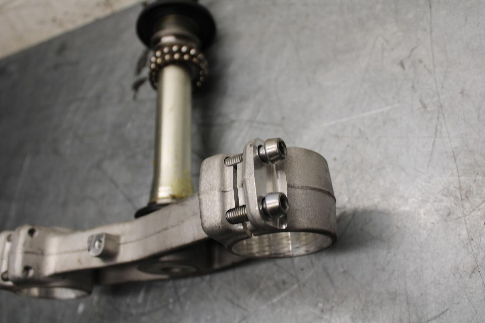 2009 Kawasaki Ninja ZX6R ZX600R FRONT FORKS CLAMP LOWER TRIPLE TREE STEM BB548