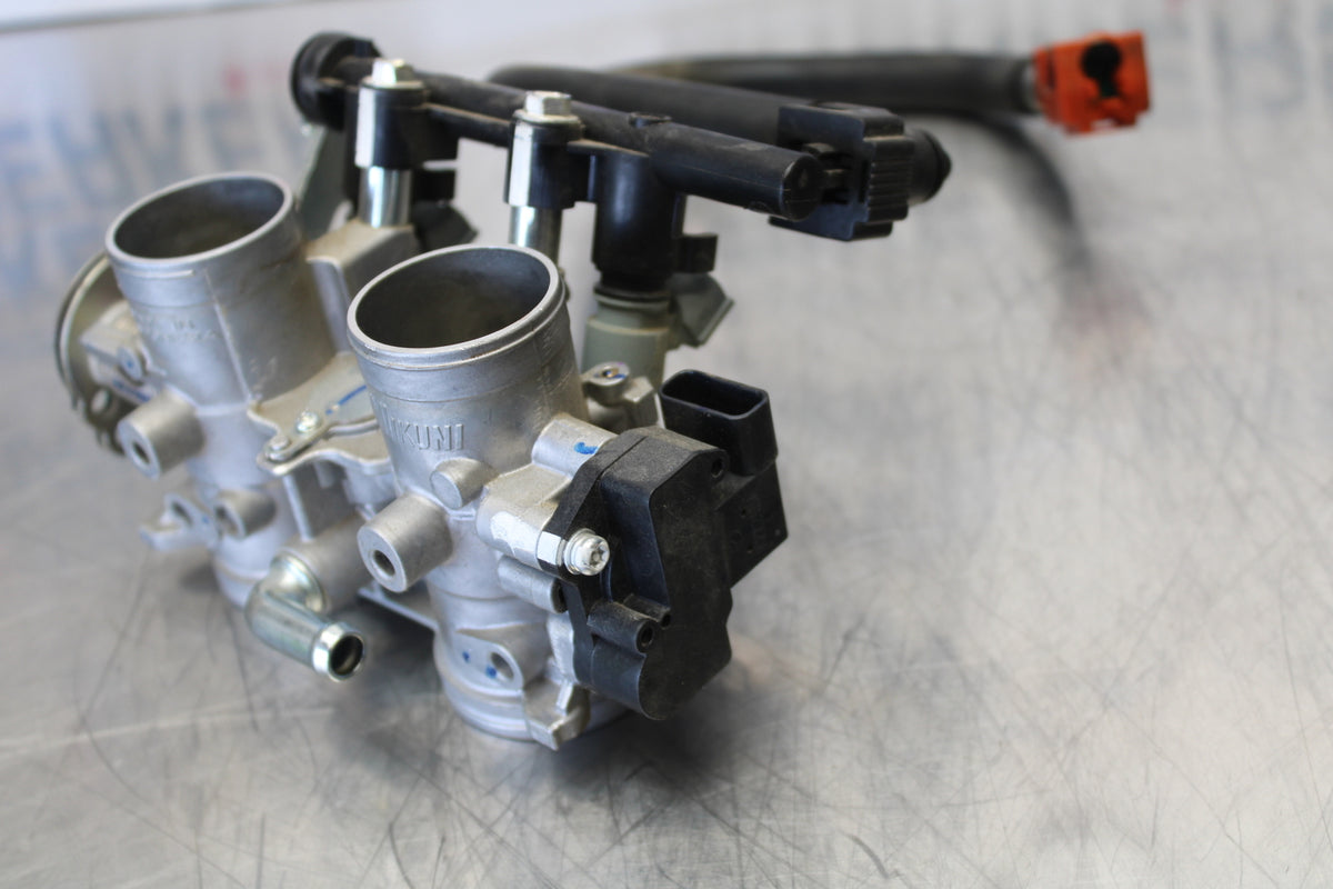 23 YAMAHA YZF R3 MAIN FUEL INJECTORS / THROTTLE BODIES BB147