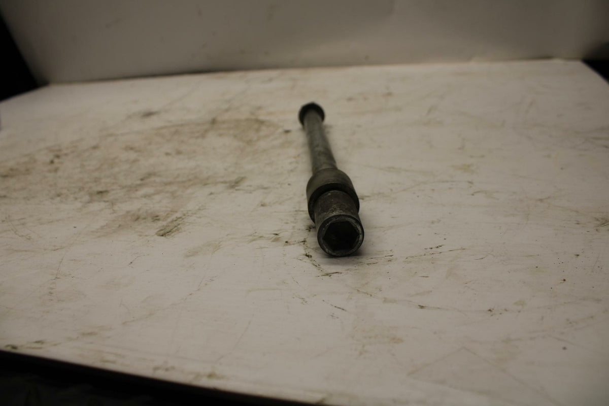 06 HONDA SHADOW 750 VT750C REAR AXLE BACK WHEEL RIM PIVOT BOLT AXEL BB352