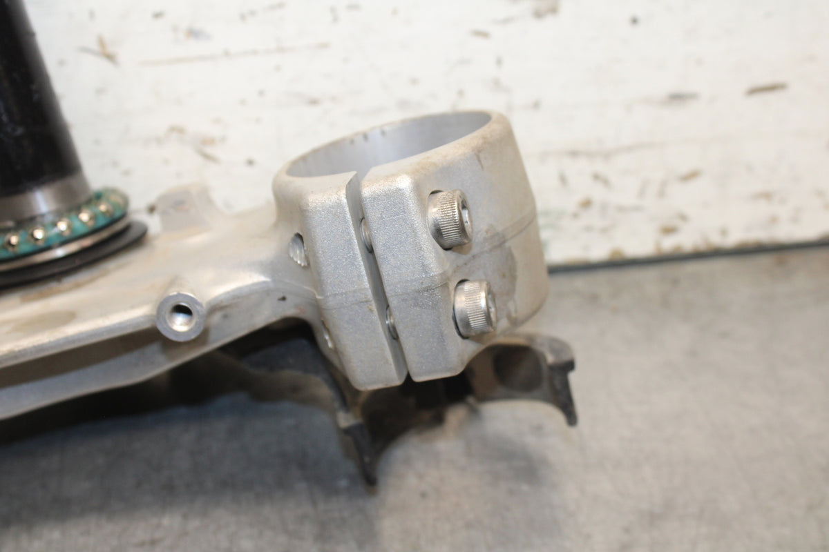 13-16 KTM 390 DUKE FRONT FORKS CLAMP LOWER TRIPLE TREE STEM BB748