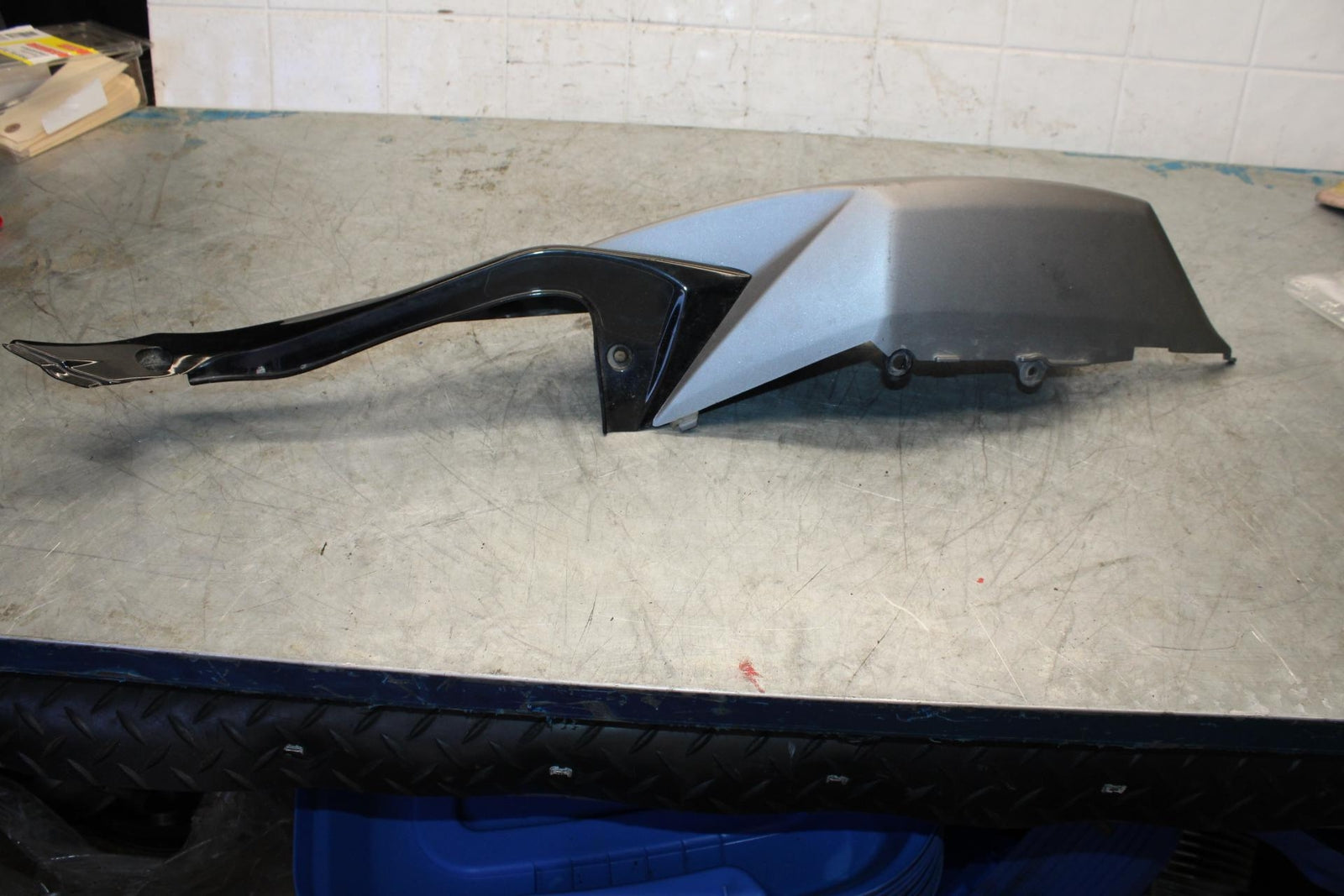 08-10 SUZUKI GSXR600 RIGHT REAR BACK TAIL FAIRING COWL SHROUD BB430