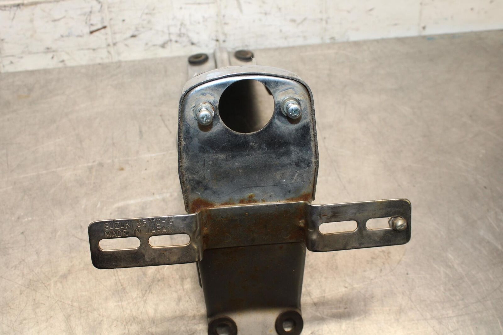 75 SUZUKI GT 550 REAR BACK TAIL LIGHT MOUNT BRACKET BB67