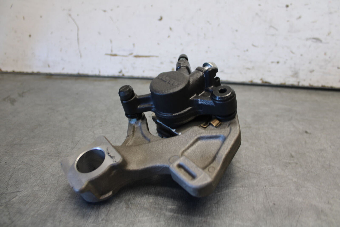 11-24 SUZUKI GSXR750 REAR BACK BRAKE CALIPER W MOUNT BRACKET BB687