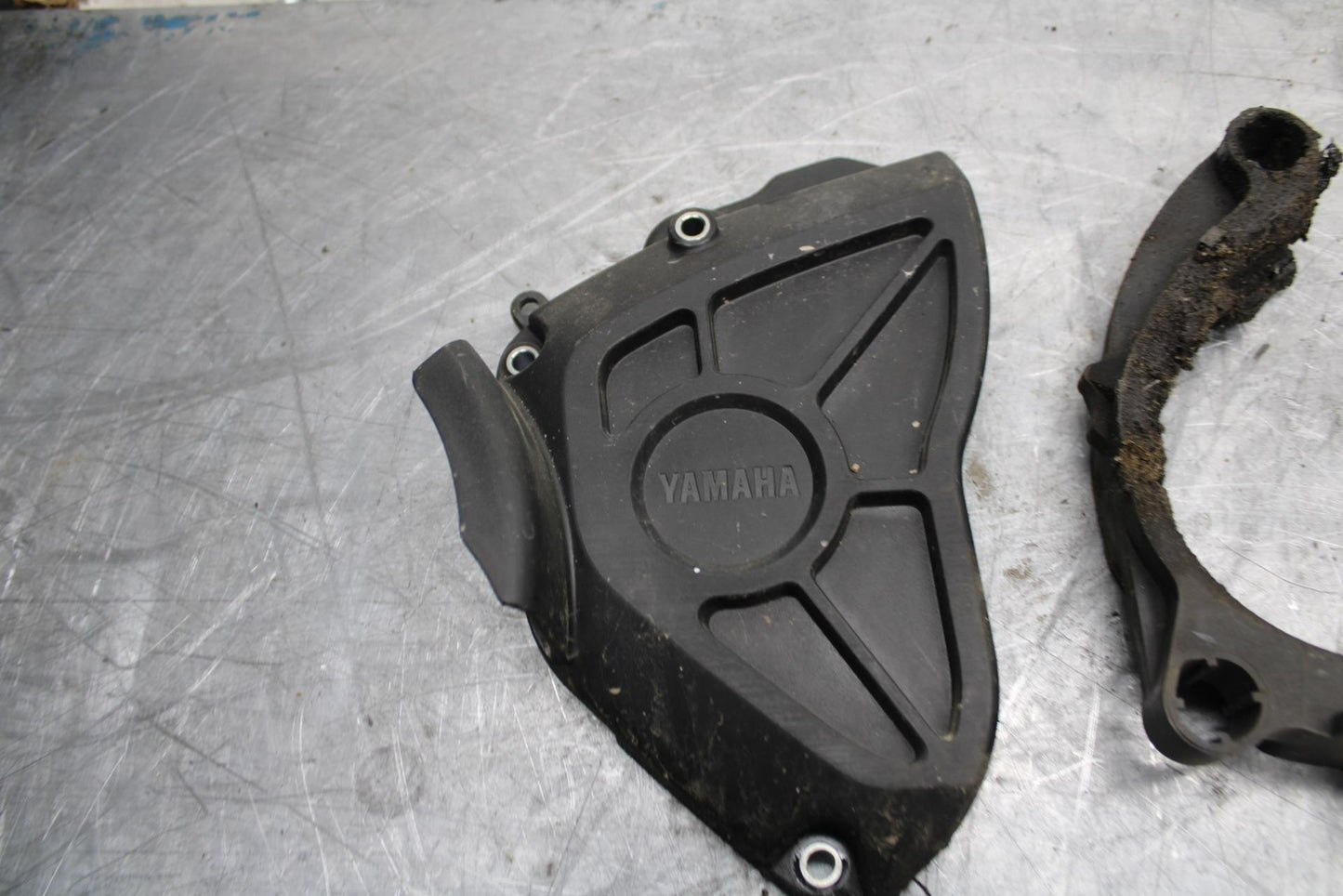 18 YAMAHA YZF R1  ENGINE SPROCKET COVER BB473