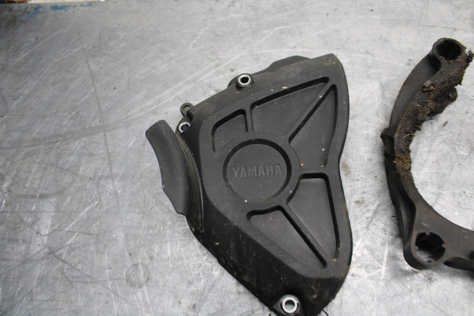 18 YAMAHA YZF R1  ENGINE SPROCKET COVER BB473