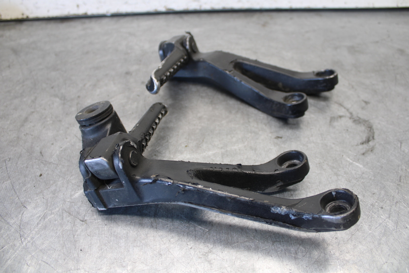 03-04 KAWASAKI NINJA ZX6RR REAR BACK PASSENGER PEG SET PAIR BB684
