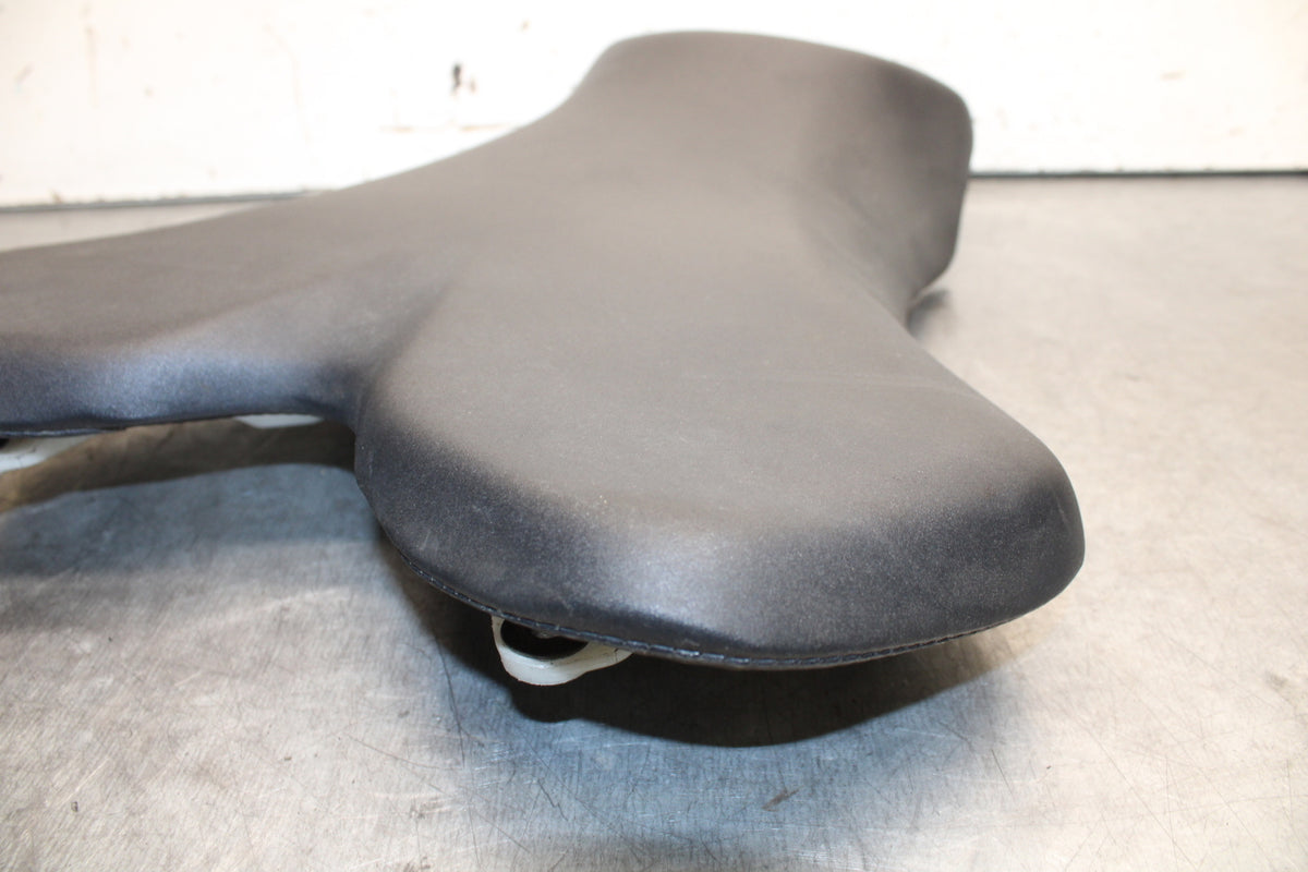 04-06 YAMAHA YZF R1 FRONT DRIVERS SEAT PAD SADDLE PILLION 5VY-24710-00-00 BB659