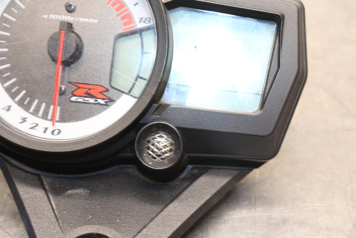 08-10 SUZUKI GSXR 600 SPEEDO TACH GAUGES DISPLAY CLUSTER SPEEDOMETER  BB753